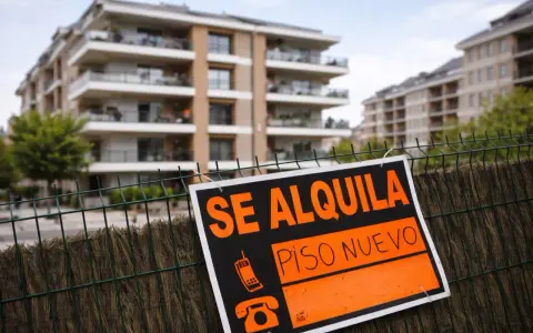 Cartel "Se Alquila Piso Nuevo" en valla. Podría ser un reflejo de la nueva ley para echar inquilinos, o simplemente una oferta de alquiler.