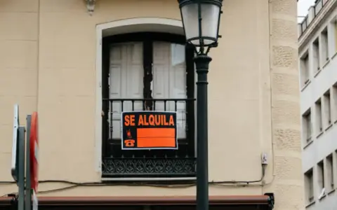 Balcón con cartel "SE ALQUILA" y farola, quizás esperando inquilinos bajo la nueva ley de arrendamiento.