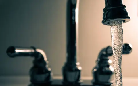 Grifo de cocina con agua fluyendo. Un detalle importante para el inquilino es que se puede poner el agua a nombre del inquilino.