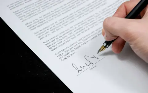 Firma de un contrato de alquiler por habitaciones, cumpliendo la normativa vigente.