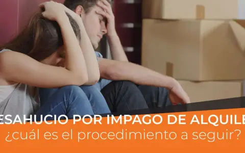 Pareja angustiada sentada entre cajas, enfrentando la enervación por desahucio fuera de plazo.