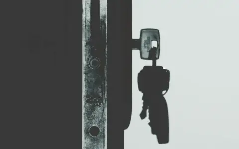Llave de un candado en la sombra, lista para el acta de lanzamiento judicial.