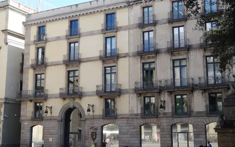 Edificio de la residencia universitaria Pompeu Fabra, con balcones y ventanas.