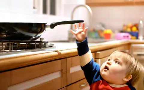 Un bebé intenta alcanzar una sartén en la estufa. ¿Me pueden desalojar si tengo niños?
