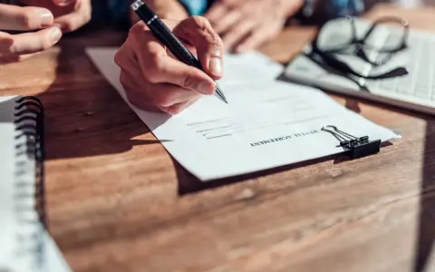 Firma de contrato de alquiler de vivienda. Se discuten los tipos de alquiler de vivienda.