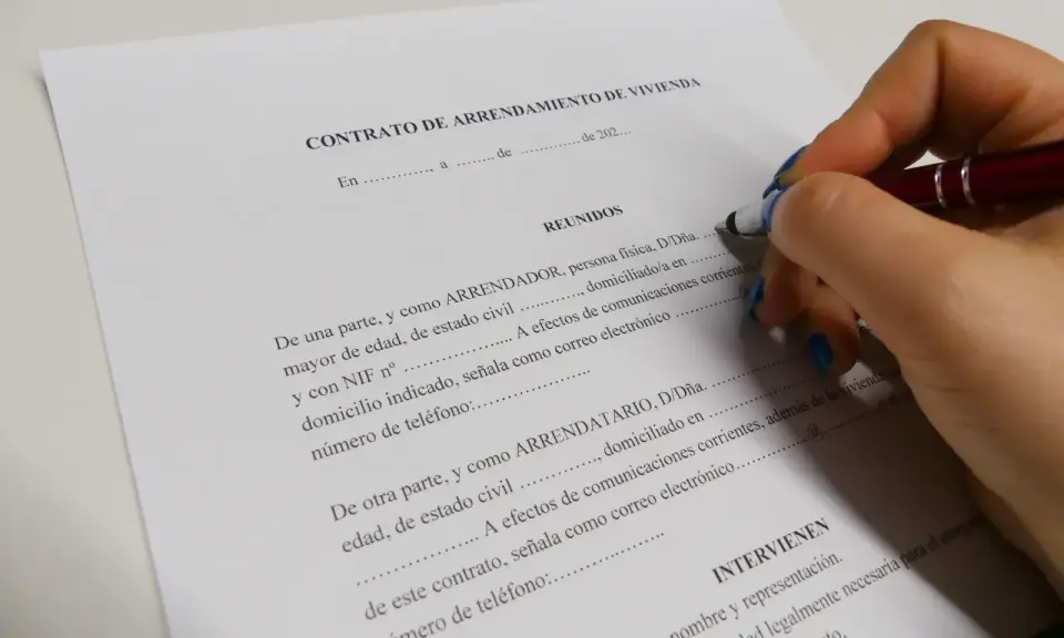 Firma de un contrato de alquiler de vivienda habitual.