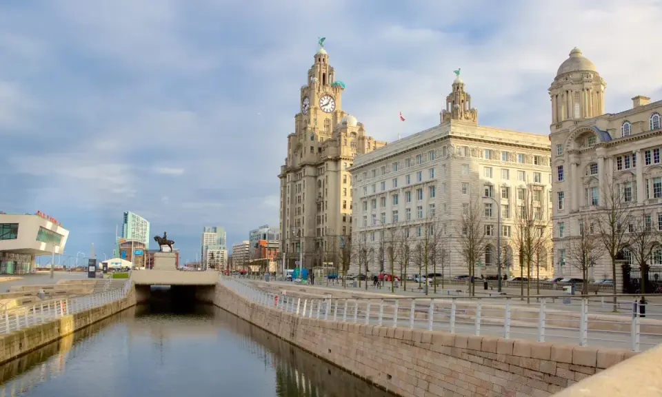 Edificios icónicos de Liverpool, incluyendo las famosas "Three Graces", se alzan majestuosos en el horizonte.