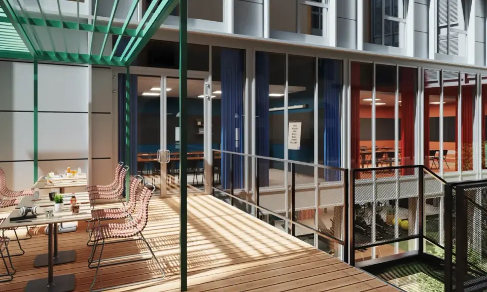 Terraza de The Student Hotel Toulouse con mesas y sillas, vista a interiores modernos con cortinas azules y rojas.
