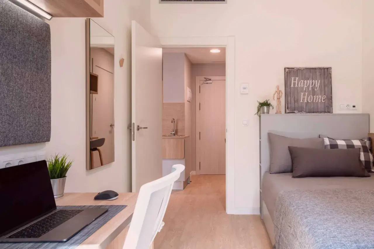 Un espacio moderno y funcional, ideal para tu vida en Xior. Cama, escritorio y cocina compacta.