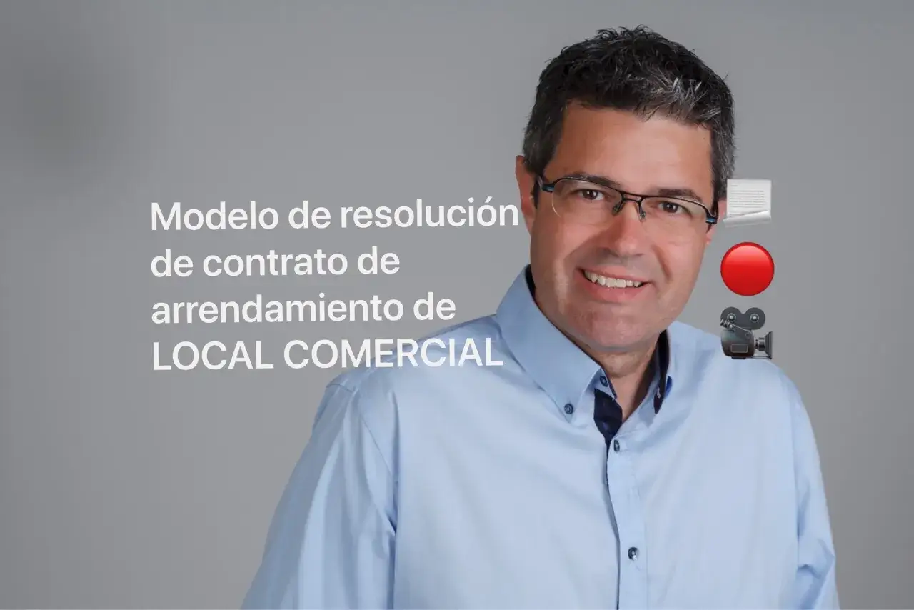Hombre sonriente con texto