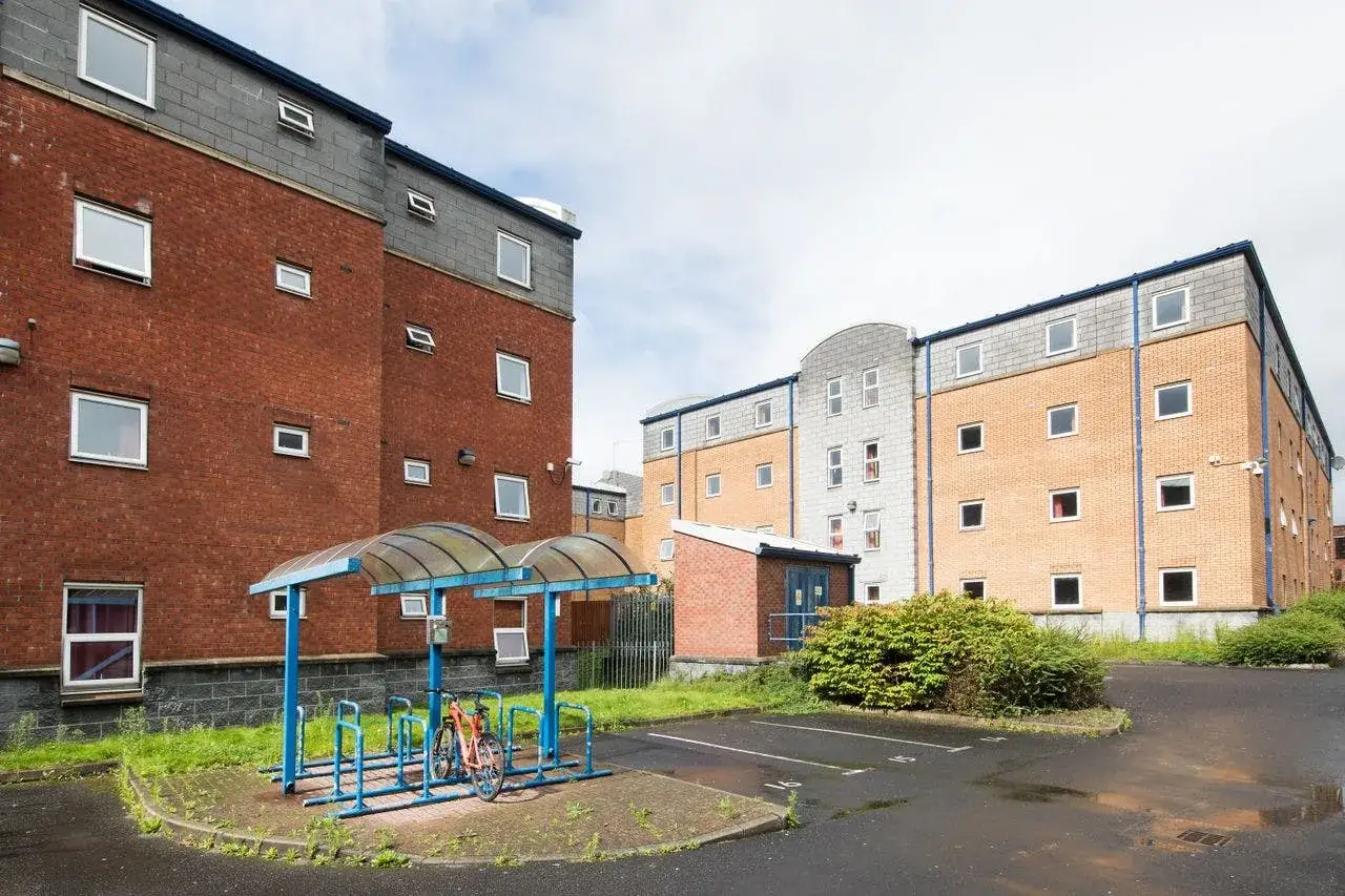 Edificios de apartamentos en Atlantic Point, Liverpool, con un aparcamiento para bicicletas cubierto y dos bicicletas.