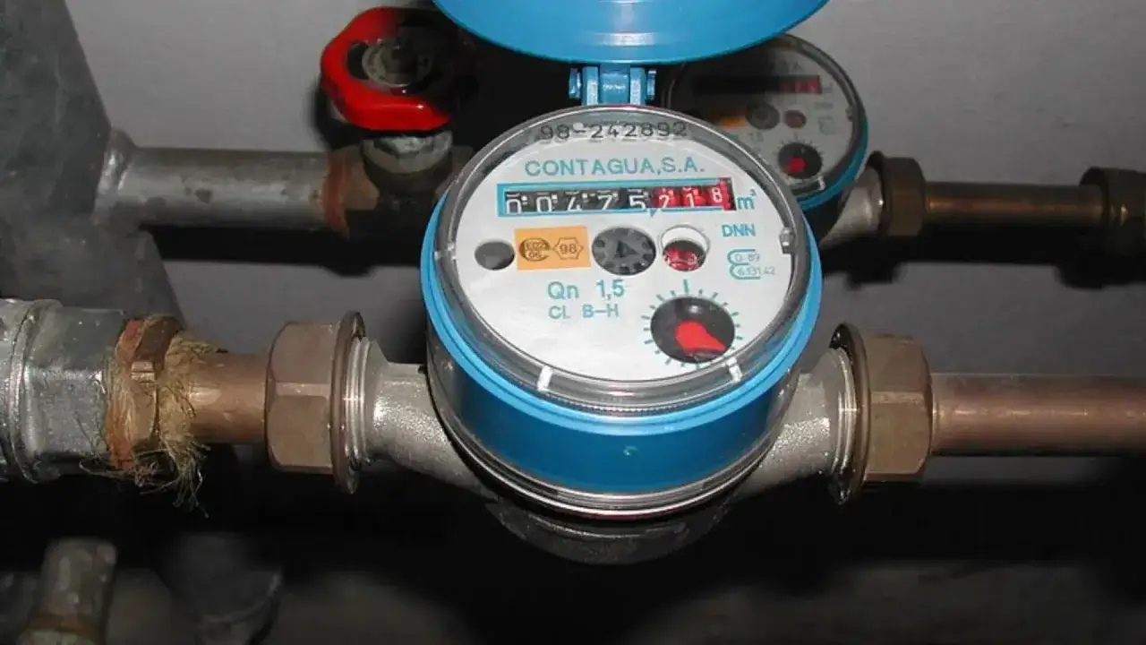 Medidor de agua Contagua. ¿Quién paga el cambio de contador de agua? La instalación muestra tuberías y válvulas.