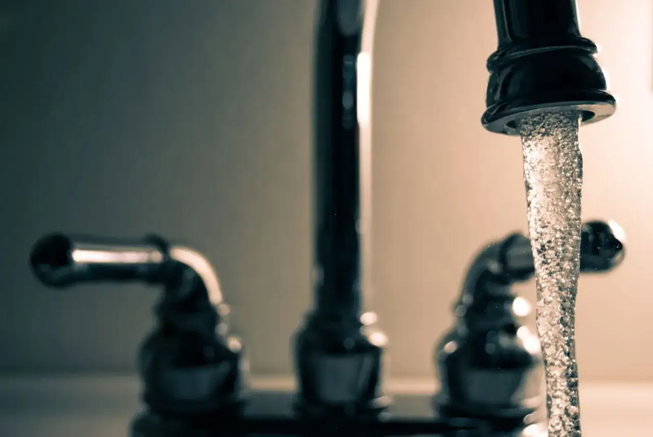 Grifo de cocina con agua fluyendo. Es importante que se pueda poner el agua a nombre del inquilino para evitar sorpresas.