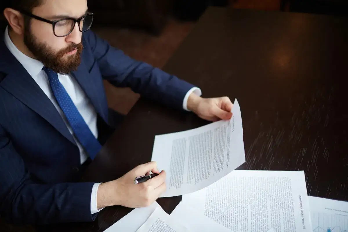 Abogado revisa documentos para tasación de costas en desahucio y reclamación de rentas.