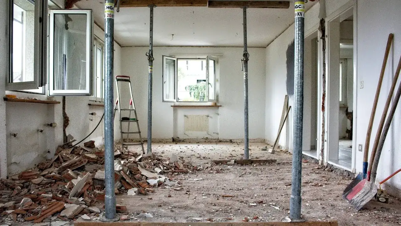 Habitación en demolición, con escombros y puntales. Las obras de mejora repercutirán positivamente al inquilino.