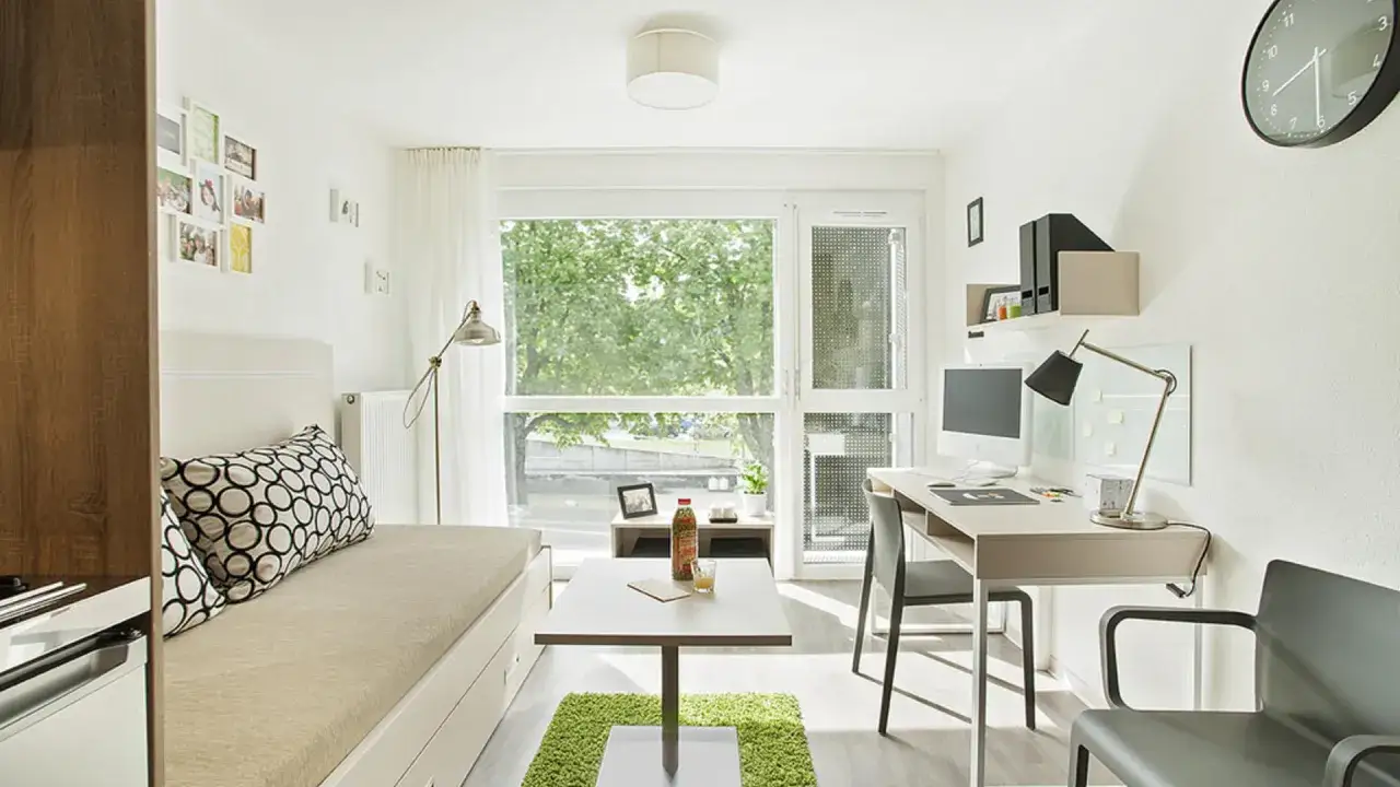 Estudio moderno y luminoso, ideal para residencias Crous Paris. Cuenta con cama, escritorio, ventana con vistas y decoración personal.