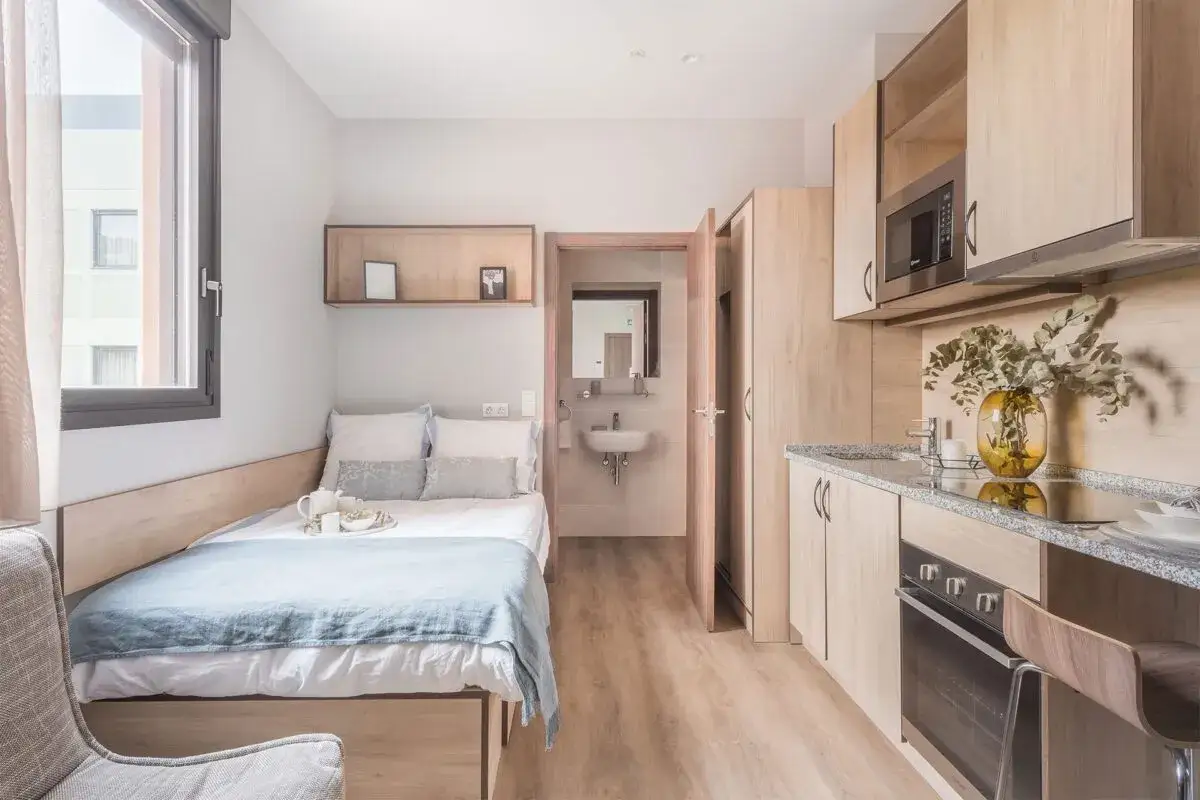 Estudio moderno en Livensa Living Studios Bilbao: cama, cocina equipada y baño. Perfecto para tu estancia.
