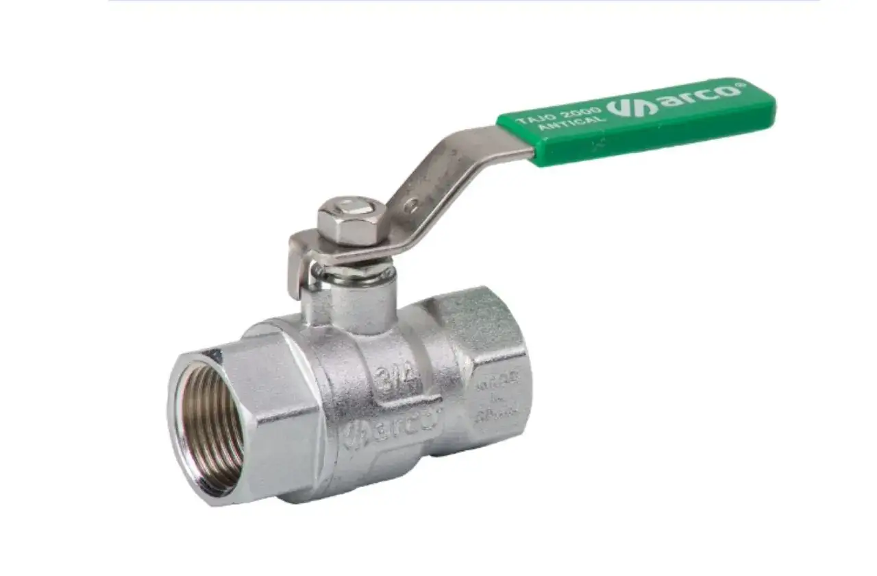 Llave de paso de bola metálica con mango verde, ideal para cambiar una llave de paso empotrada.
