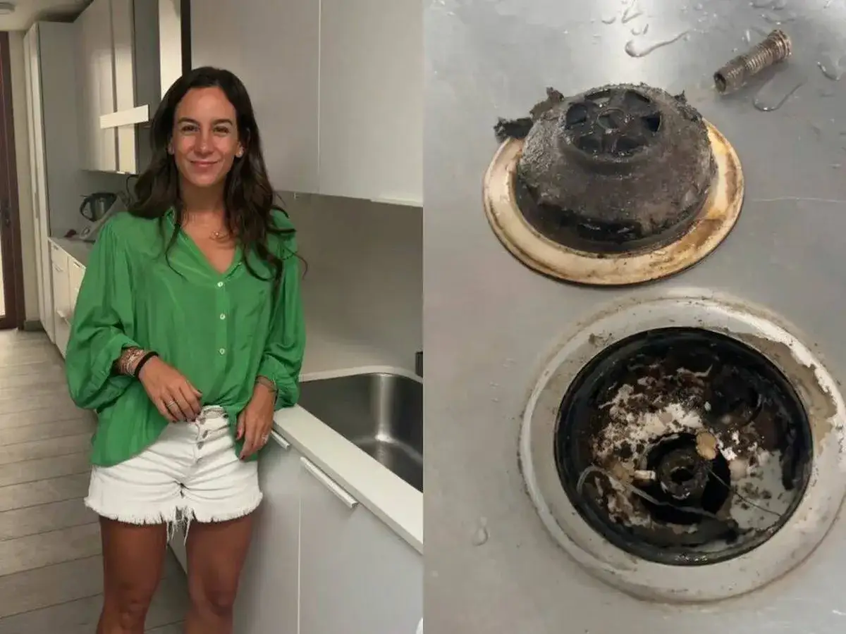 Mujer sonriente junto a un fregadero con desagüe sucio. Guía visual para saber como limpiar desague fregadero y eliminar obstrucciones.
