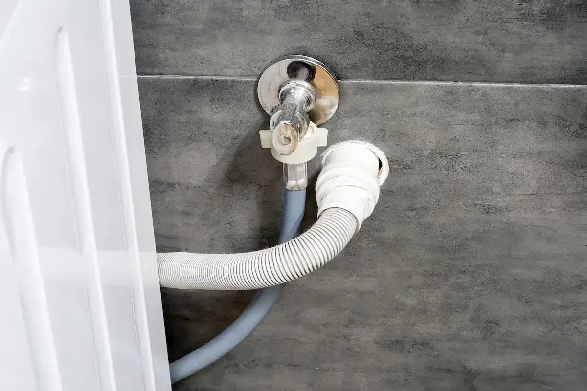 Conexión del desague de lavadora a la pared.