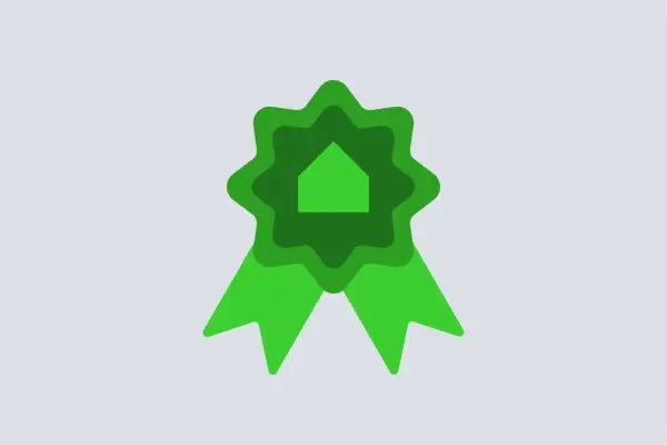 Medalla verde con silueta de casa, símbolo de eficiencia energética para tu certificado energético alquiler.