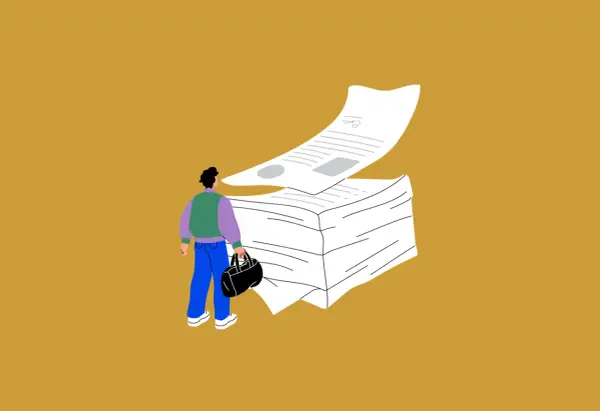 Hombre con bolso mira un gran montón de papeles, quizás el documento de reserva de vivienda.