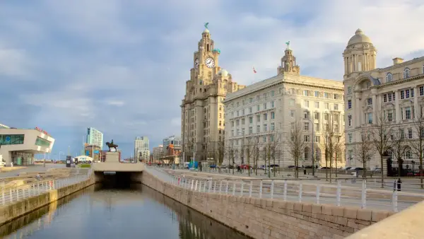 Edificios icónicos de Liverpool, incluyendo las famosas "Three Graces", se alzan majestuosos en el horizonte.
