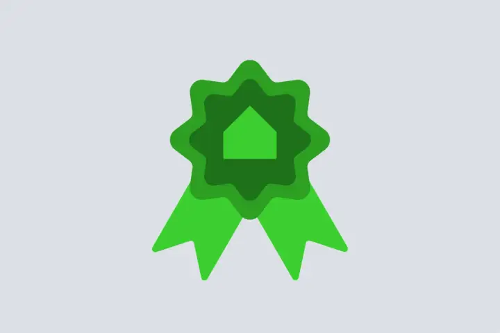 Medalla verde con silueta de casa, símbolo de eficiencia energética para tu certificado energético alquiler.
